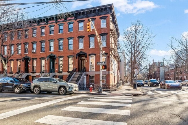 Building Photo - 306 Varick St