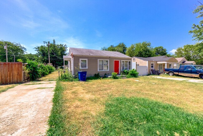 Building Photo - 1020 E Apache St