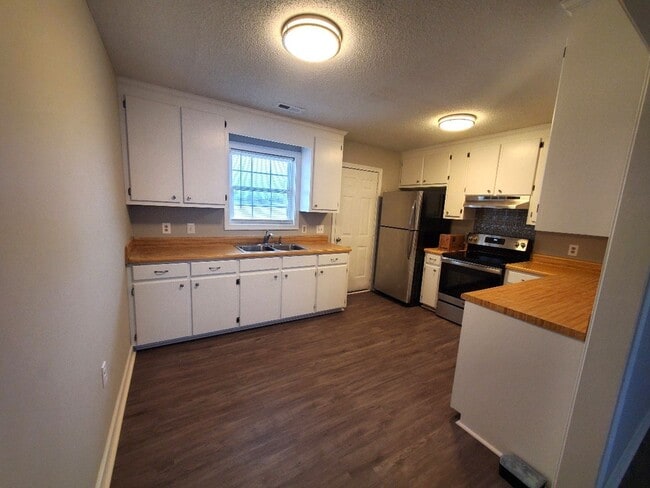 Building Photo - Charming 2BR/1BA Apartment – Well-Maintain...