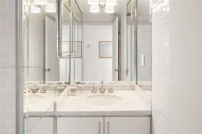 Building Photo - 2555 Collins Ave