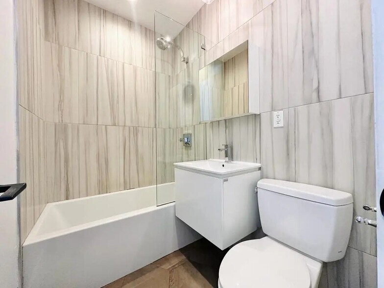 Building Photo - Furnished room/NOT APARTMENT