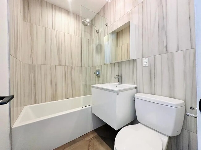 Building Photo - Private Bedroom in a 4 bedroom / 2 bathroo...