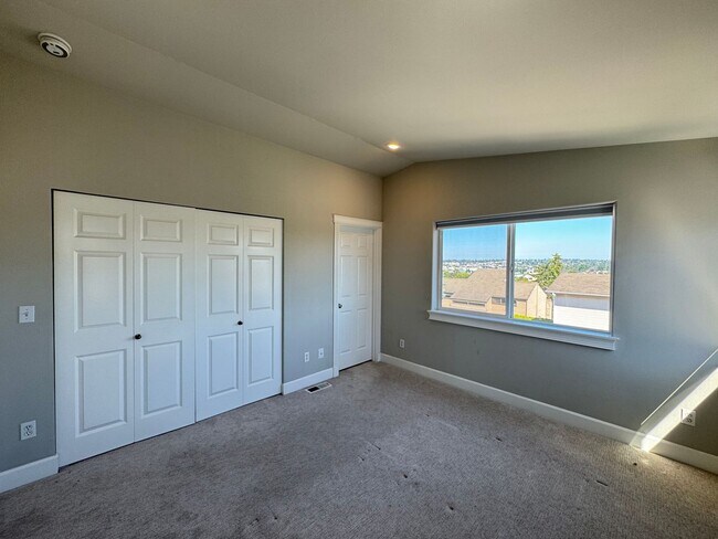 Building Photo - 150 W Florentia St