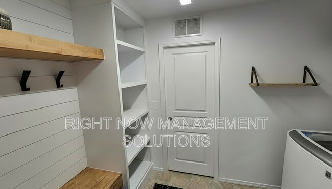 Building Photo - 25 S Shumway Ave