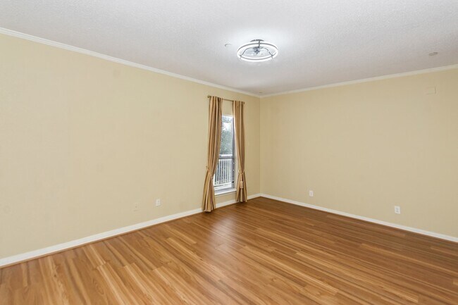 Building Photo - 351 Lakeside Ln