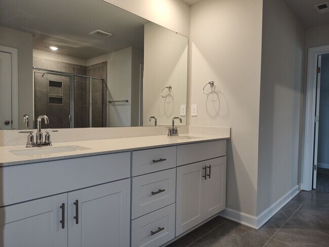 Building Photo - 5 BD/3.5 BA House in Shepherds Landing!