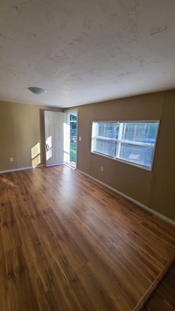 Building Photo - Adorable 2/1 move in ready!