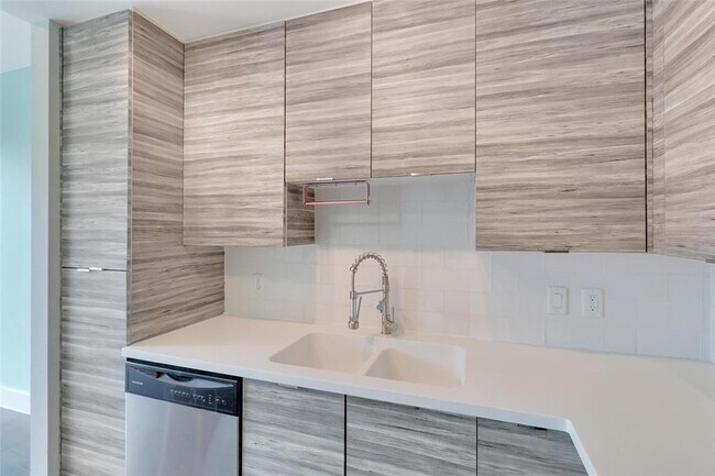 Building Photo - 604 N Bluff Dr