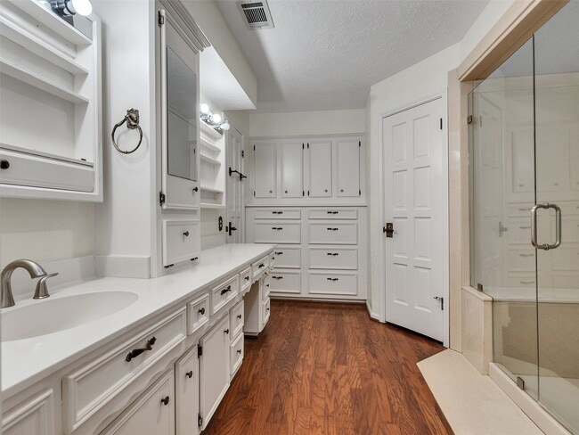 Building Photo - 8 Shadowood St