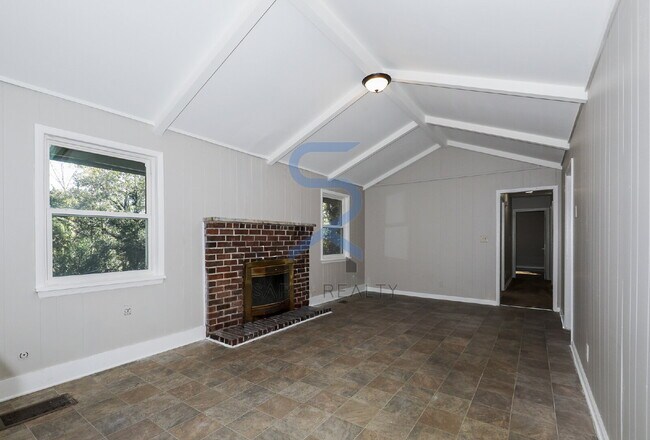 Building Photo - 5425 Skyview Dr SW