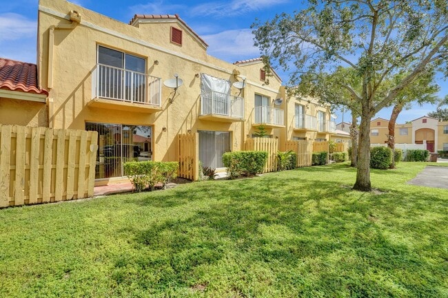 Building Photo - Townhouse with 2 Beds, 2.5 Baths, In-Unit Washer/Dryer, and Private Backyard