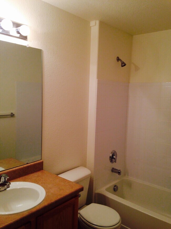 Building Photo - "Spacious 2-Bed, 2-Bath Condo Gem with Garage in Vibrant Denver Locale!"