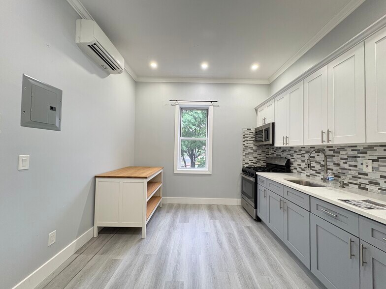 2R - 5516 Hudson Ave