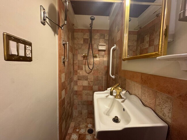 Building Photo - 3 Bed 2 Bath Home in Golfview