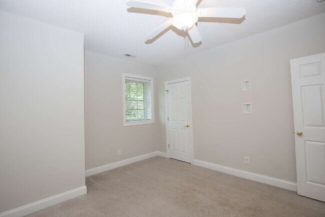 Building Photo - "Spacious 3-Bedroom Retreat with 3200 Sq Ft of Comfort in Seven Lakes!"