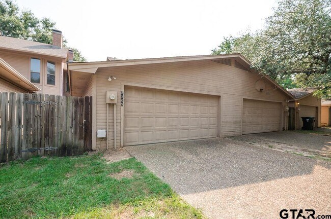 Building Photo - 5809 Hollytree-