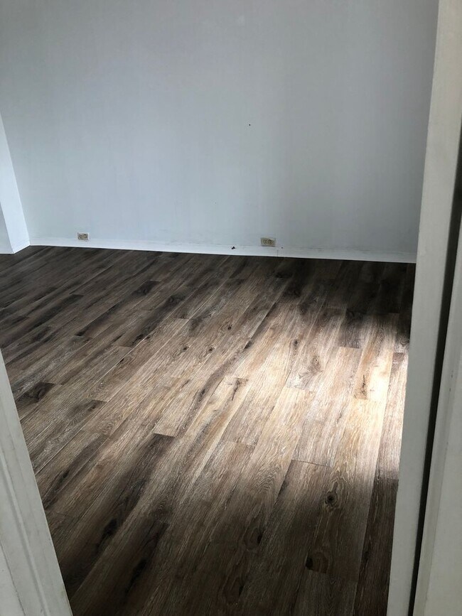 Building Photo - 808 W King St