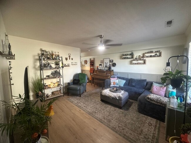 Building Photo - Great location 3 bed, 2.5 bath, 1 car gara...