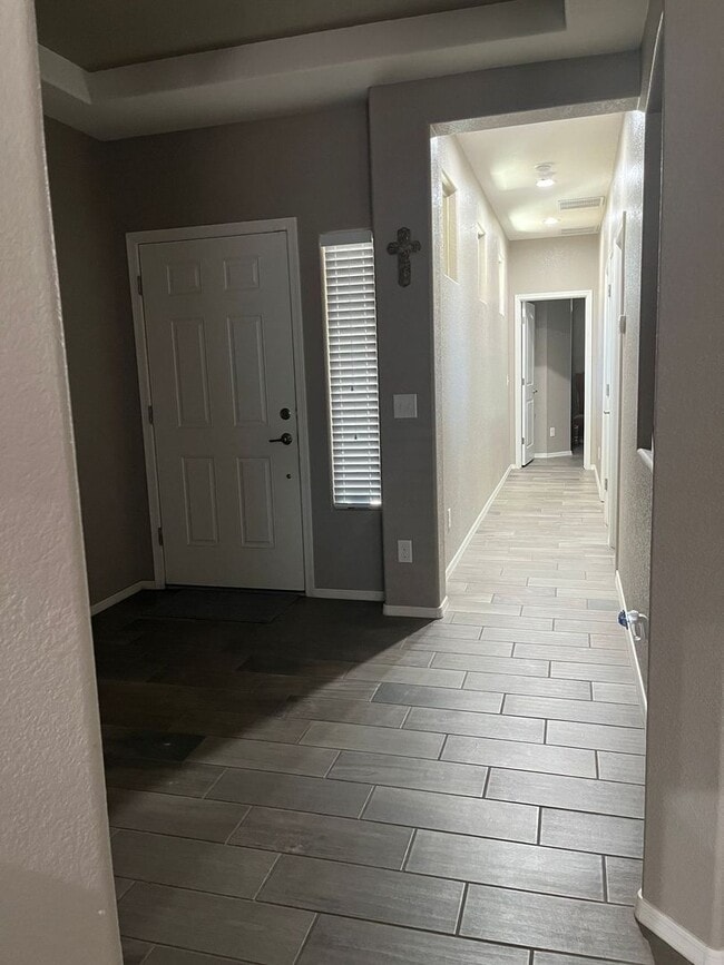 Building Photo - Clean and well maintained 4 bedroom home f...