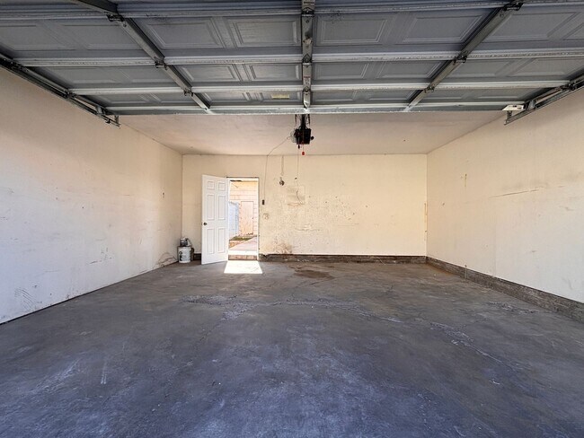 Building Photo - Desirable End-Unit Townhome with 2-Car Garage & Private Courtyard