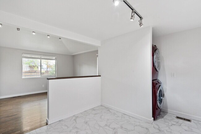 Building Photo - 1814 E 31st Ave