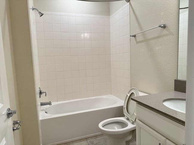 Building Photo - 4 Bed 3.5 Bath Townhouse for rent in Storey Lake