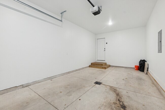 Building Photo - 504 W Prospect St