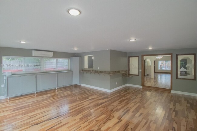 Building Photo - 3722 Royal Palm Ave