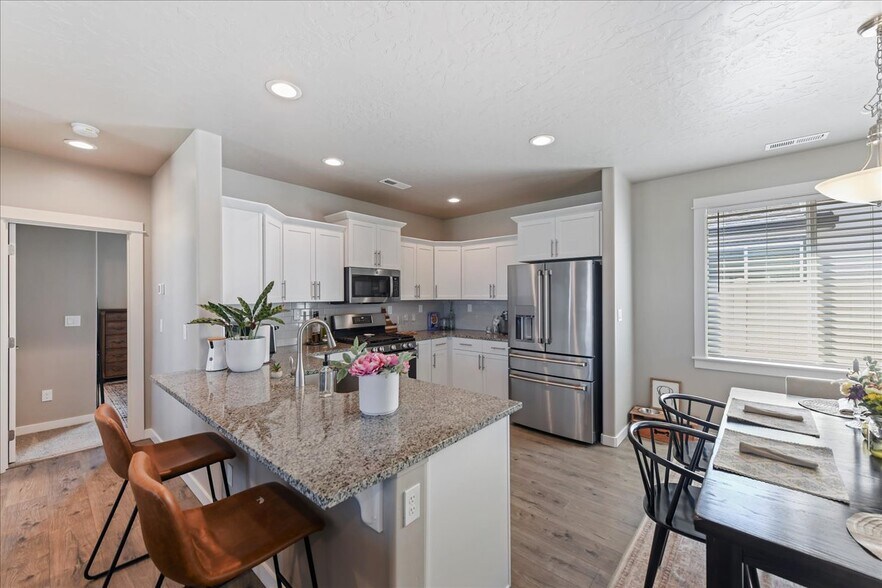 Building Photo - 3378 S Cabin Creek Way