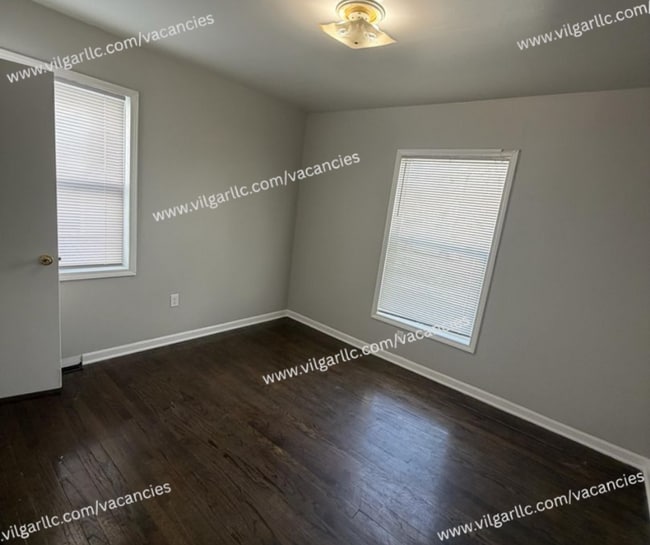 Building Photo - FOR RENT — SPACIOUS 3 BED / 2 BATH HOME