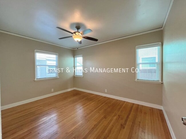 Building Photo - 215 E Scott St