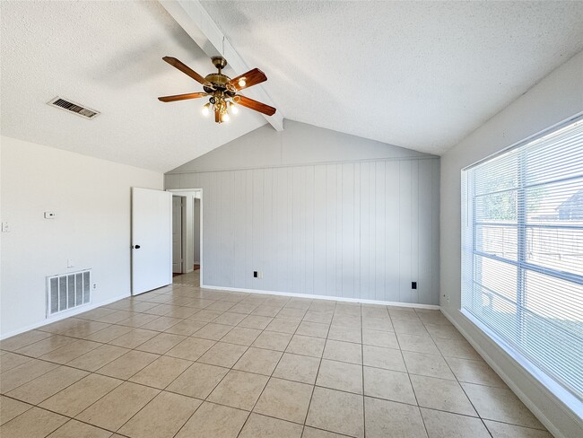 Building Photo - 1727 Junker St