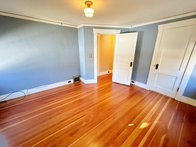 Building Photo - Stunning 3 Bedroom with Fully Fenced Yard ...