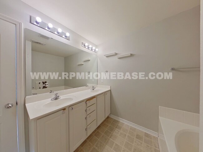 Building Photo - Spacious 4-Bedroom Home in South Crestview...