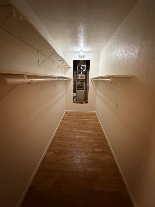 Building Photo - 16920 Rocky Ridge Rd