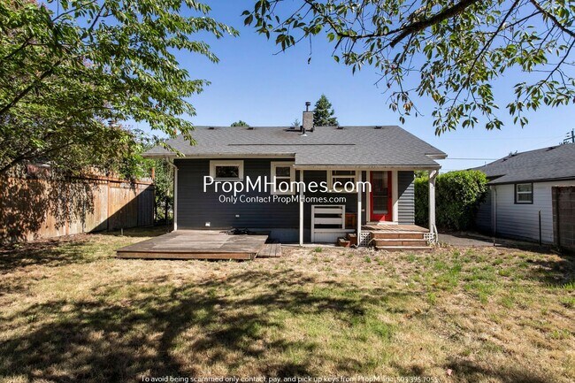 Building Photo - Two Bedroom Bungalow in NE Portland!
