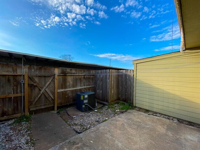 Building Photo - 11685 Alief Clodine Rd