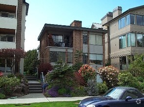 Building Photo - 1619 Apartments