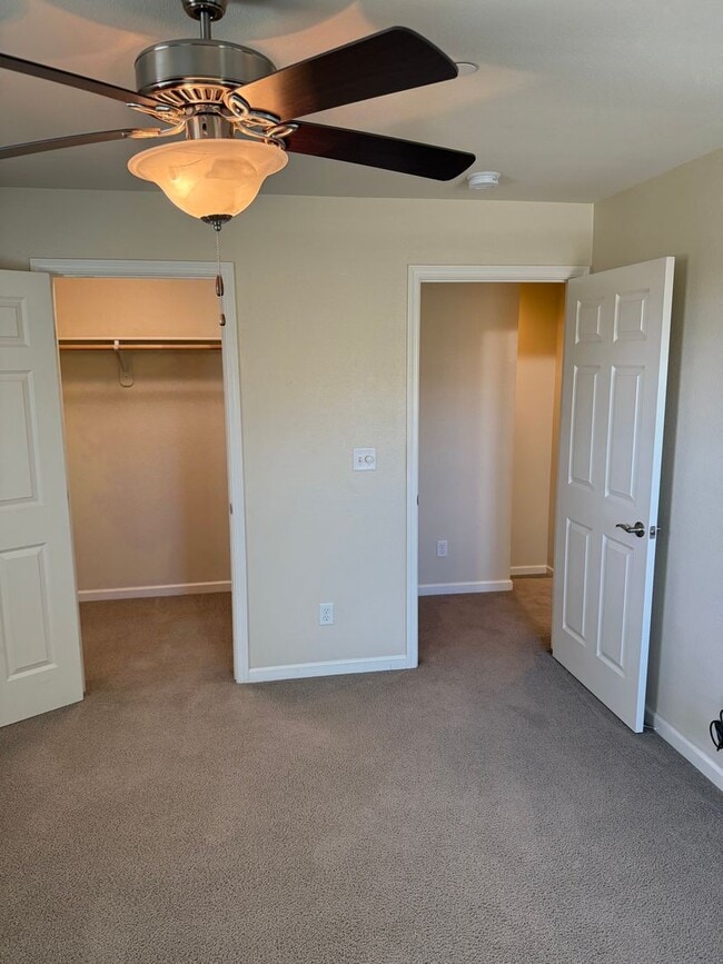 Building Photo - 3-bedroom, 2.5-bathroom townhouse located ...