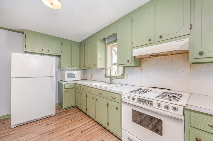 Building Photo - 1808 Majestic Dr