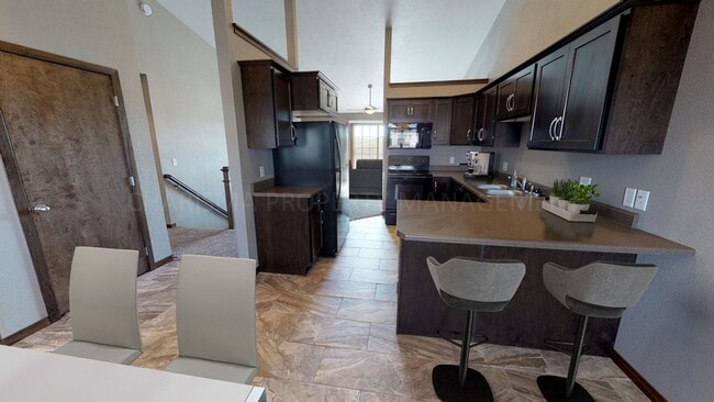 Building Photo - 3 BD, 2 BA TOWNHOME, ATTACHED GARAGE, FIRE...
