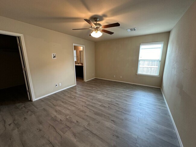 Building Photo - Country Living AND Convenience