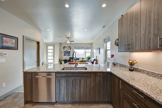 Building Photo - 1003 Fooses St