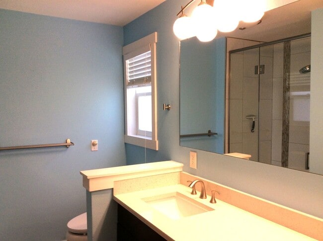 Building Photo - Fabulous 4 Bedroom/2 Bath Home! Available ...
