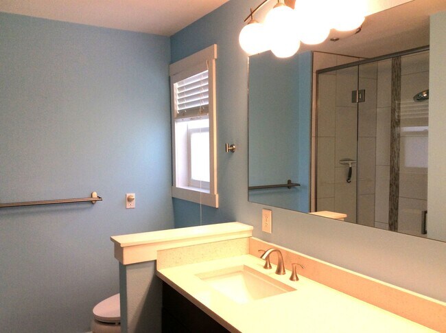 Building Photo - Le and Delisi - Bellevue Duplex