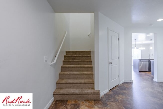 Building Photo - End Unit Fossil Hills Townhome with 3 Beds and 2.5 Baths