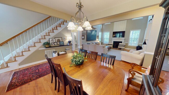Building Photo - 5 Bedrooms with Golf Course Views in Carol...