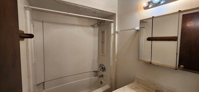 Building Photo - 114 King Ave