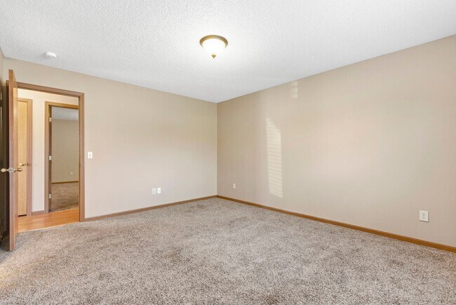 Building Photo - Arrowhead