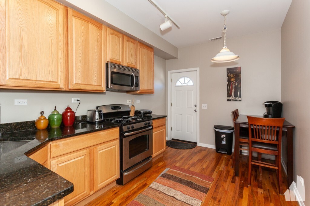 Building Photo - 2440 N Ashland Ave